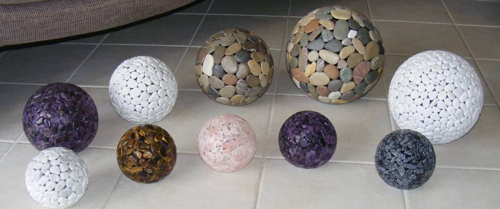 Collection de globes en pierres et minéraux