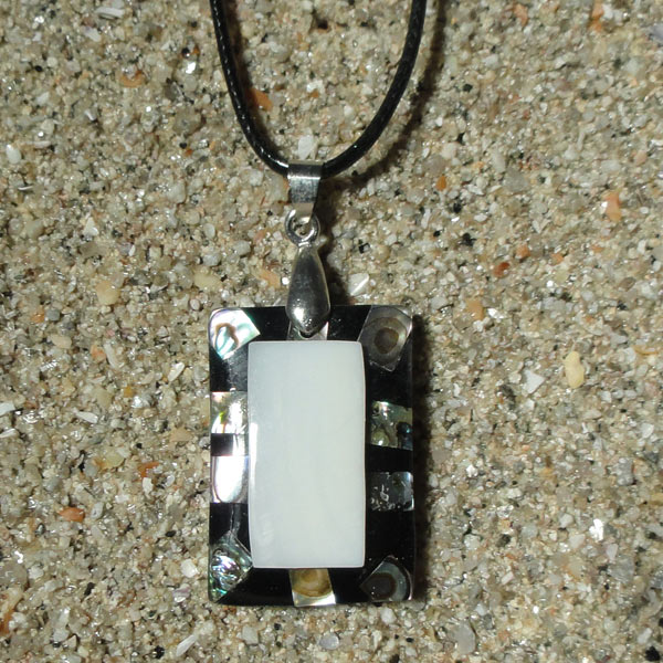 Collier de nacre , forme rectangle Blanche, noire et abalone
